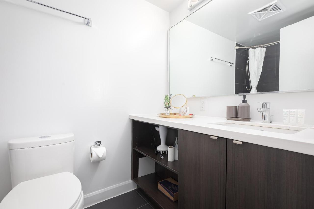 Luxury 2-Bedroom Apartment In Yorkville With The Best City View In Downtown 토론토 외부 사진